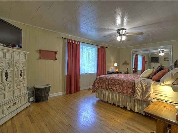 5th image of 95 Hillcrest Dr