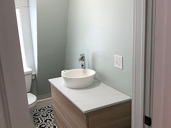 Guest full bath 