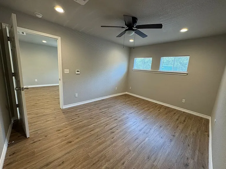 320 W 6th St — Photo 16
