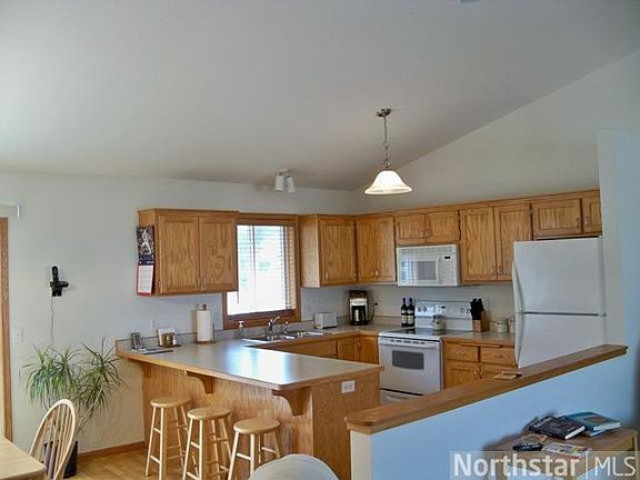 5th image of 719 Beaver St E