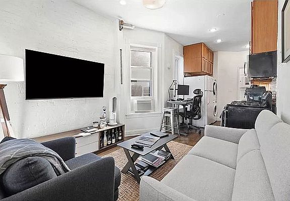 3rd image of 325 W 21st St #3A