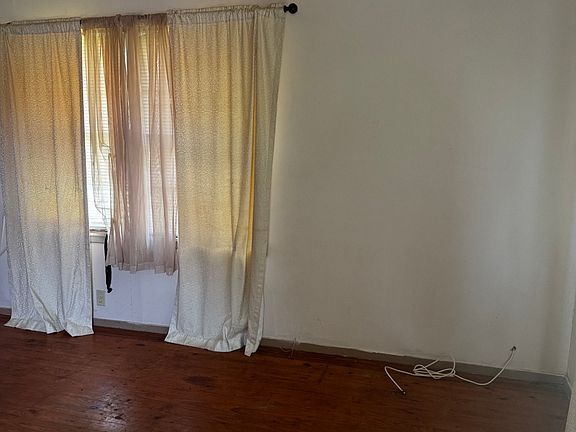 2nd image of 906 Clifton St