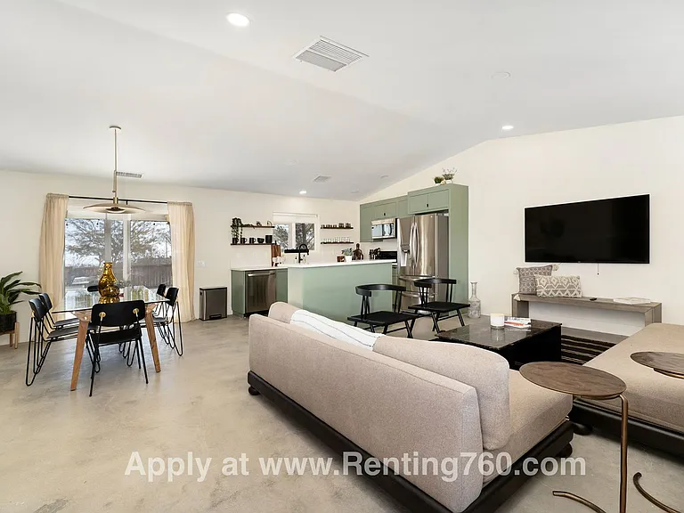 321 N Bonita Ave — Photo 7