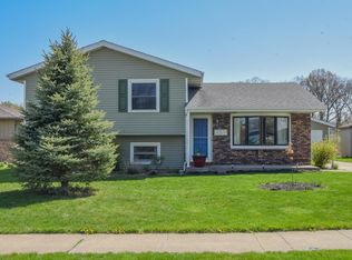 853 Appletree Dr, Schererville, IN 46375
