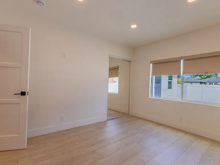 17601 Hamlin St — Photo 16