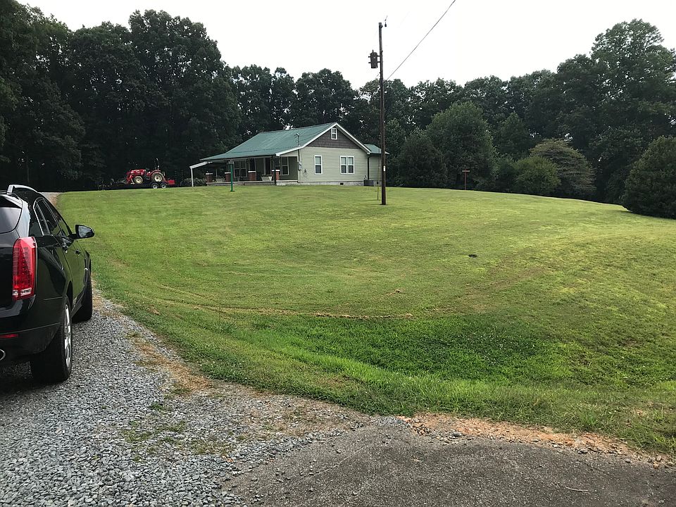 Entrance view of front yard