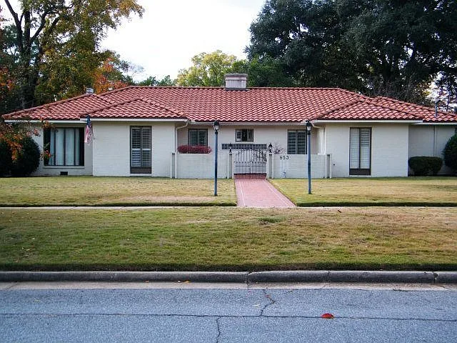 853 Peachtree Dr photo 1