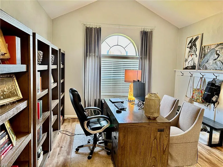 810 Holbrook Dr — Photo 4