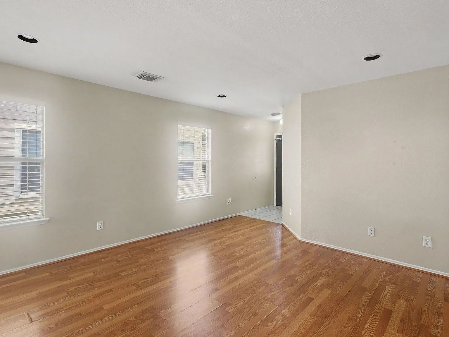 3 bed, 2.0 bath, 1326 sqft, $1,795 — Photo 4