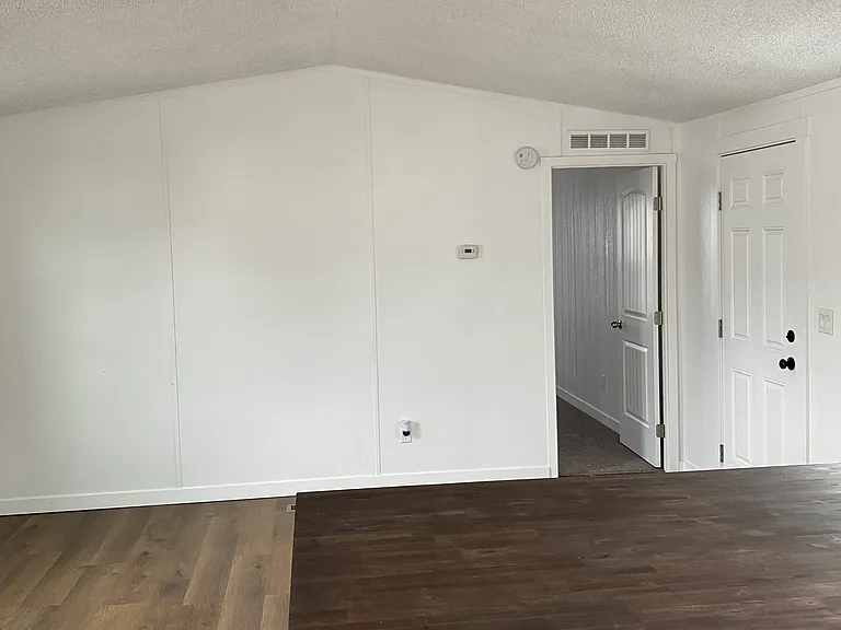 715 Center St E #105 — Photo 8