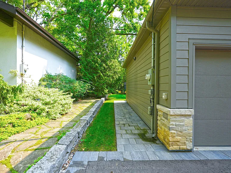 1413 Queen Victoria Ave — Photo 27