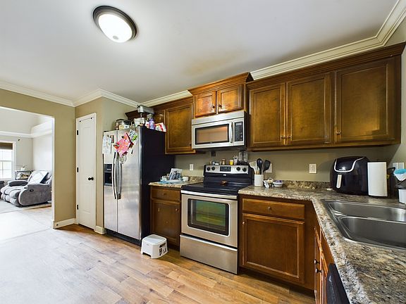 5th image of 806 Bonneville Ln