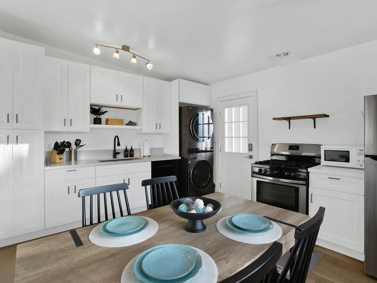 1153 Aloha Dr — Photo 4