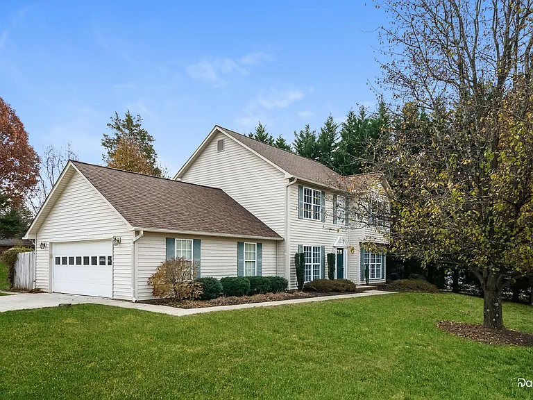 301 Tarheel Ln — Photo 2