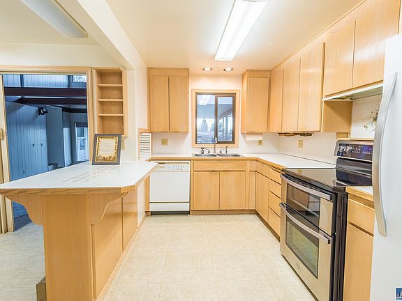 5th image of 311 W 12th St
