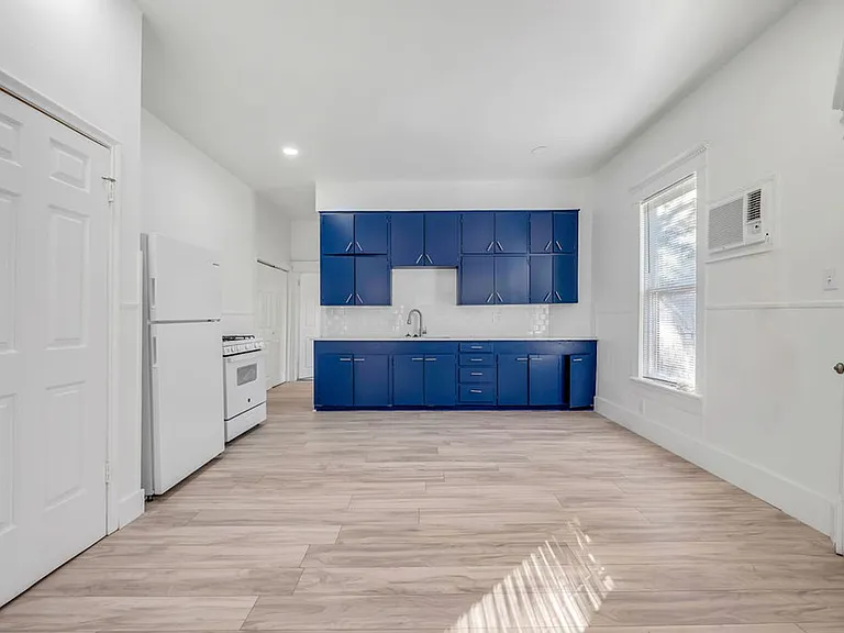 526 W Munson St — Photo 28