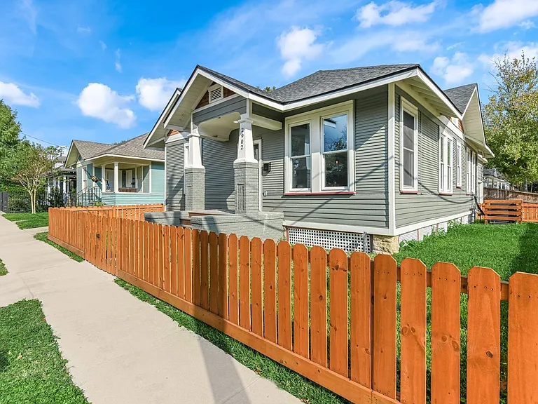2902 Houston Ave — Photo 1