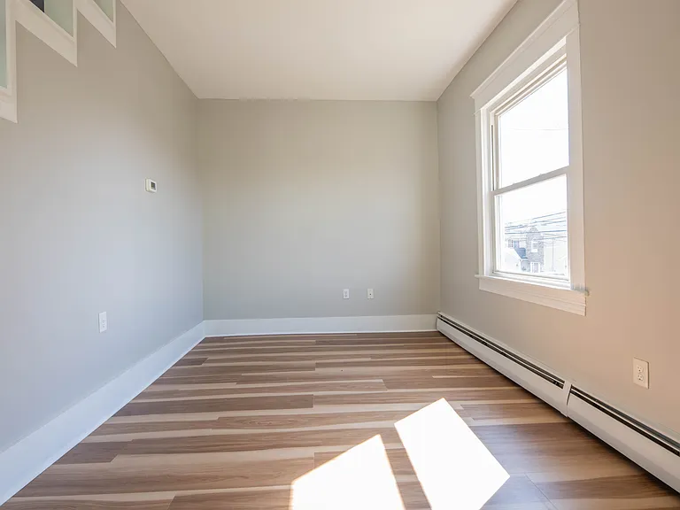 256 E Grove St — Photo 9