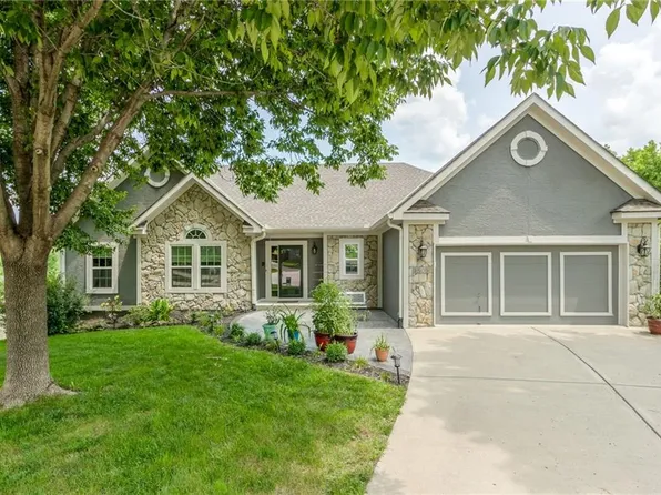 9509 N Charlotte Ct, Kansas City, MO 64155