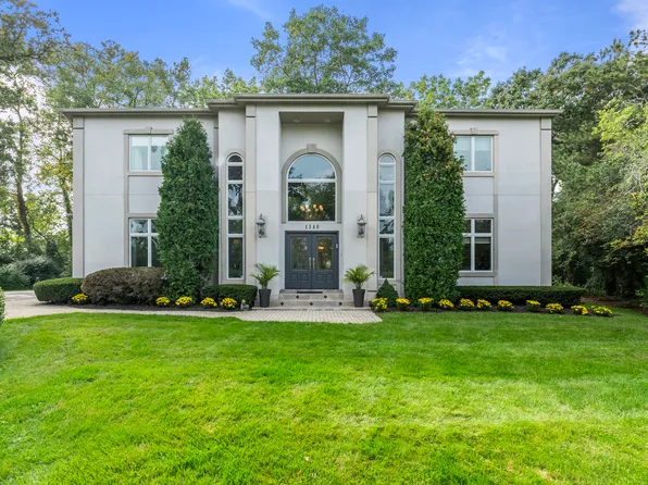 1340 Hiawatha Ct, Highland Park, IL 60035