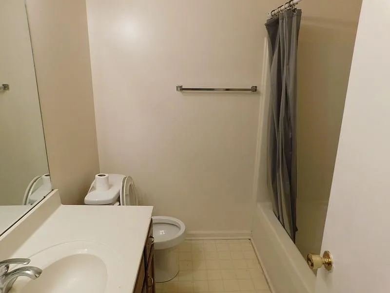 2 bed, 1.5 bath, 1000 sqft, $900 — Photo 3