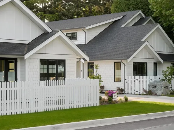5032 Wesley Rd #3, Saanich, BC V8Y 1Z4