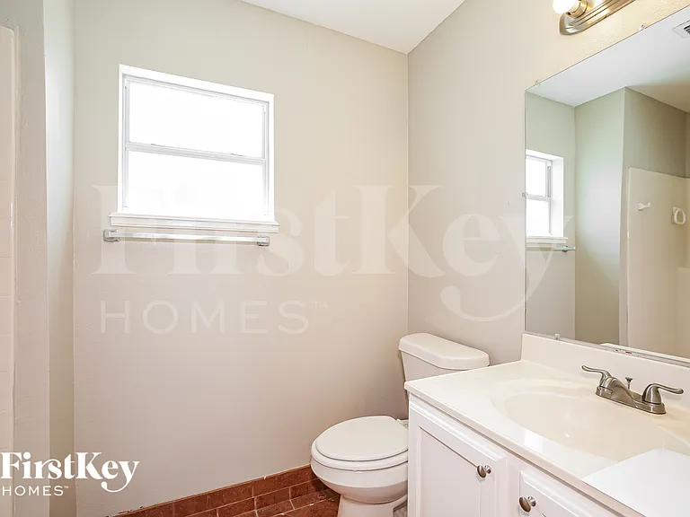 1120 NW 11th Pl — Photo 13