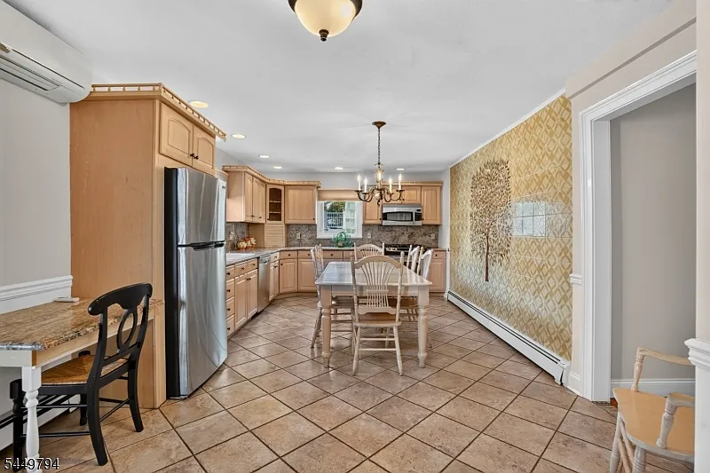 3 bed, 1.0 bath, $2,950 — Photo 3