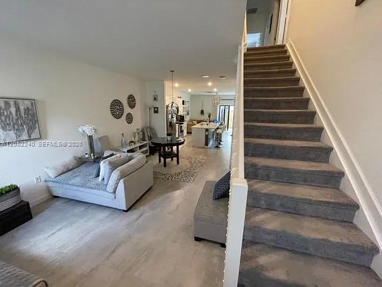 1524 SW 28th St #1524 — Photo 3