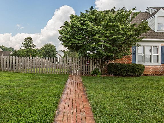 3rd image of 221 Huntington Dr