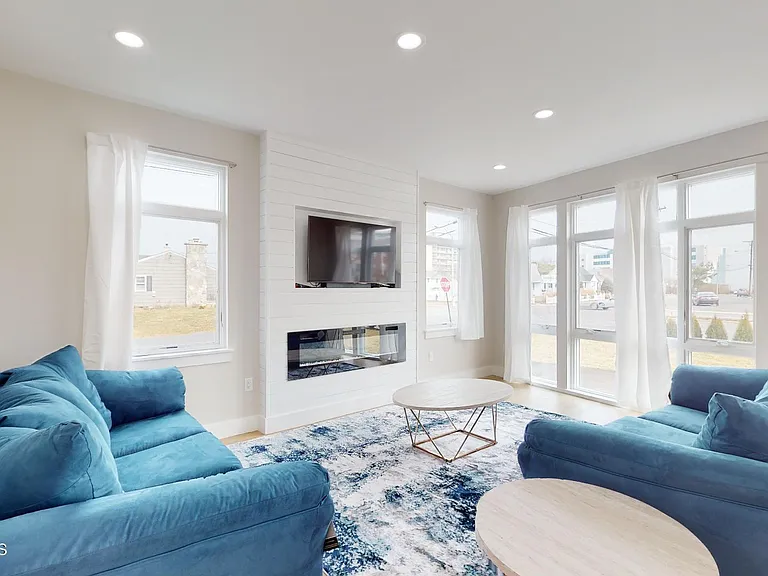 1 Howland Ave — Photo 3
