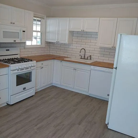 Unit 337 (left side) Kitchen