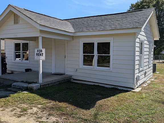 2nd image of 626 Center Rd SE