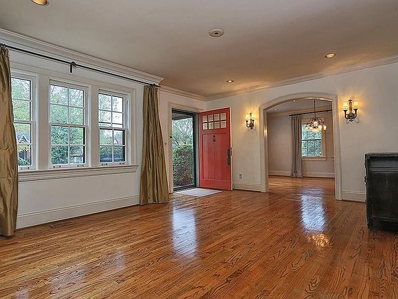 4th image of 221 Leonard Ave