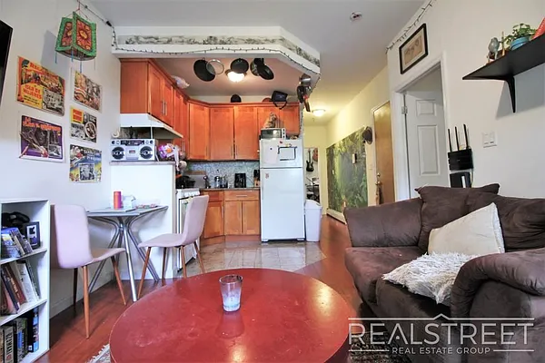 Rented by Real Street Inc | media 30