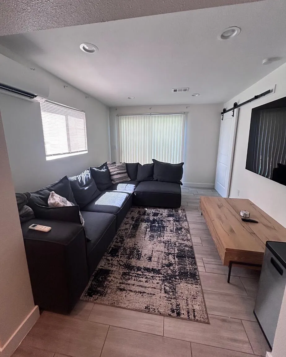 1 bed, 1.0 bath, 1974 sqft, $1,550 — Photo 4