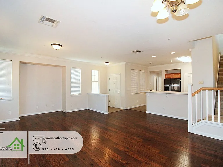 2109 Vienna Way — Photo 4