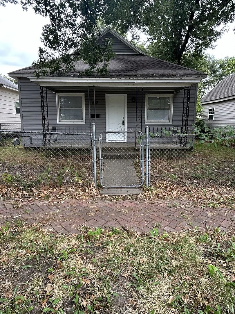 Cozy 3br/1ba Single Family Home - Move In Ready! — Photo 1
