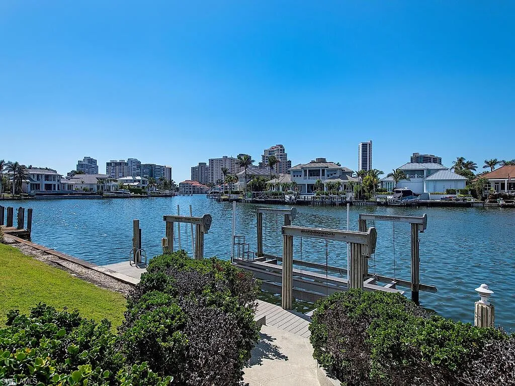 3 bed, 3.5 bath, 2709 sqft, $28,000 — Photo 3