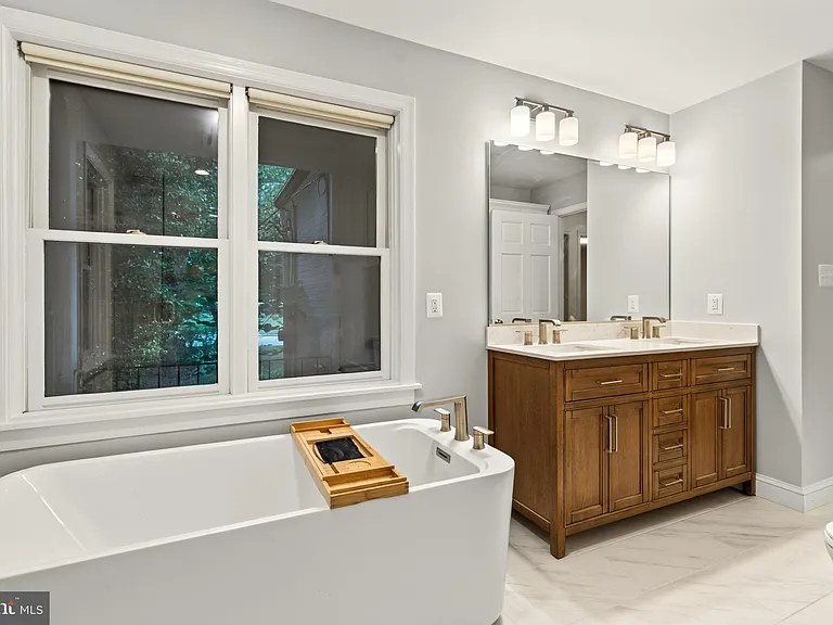 2375 N Vernon St — Photo 44