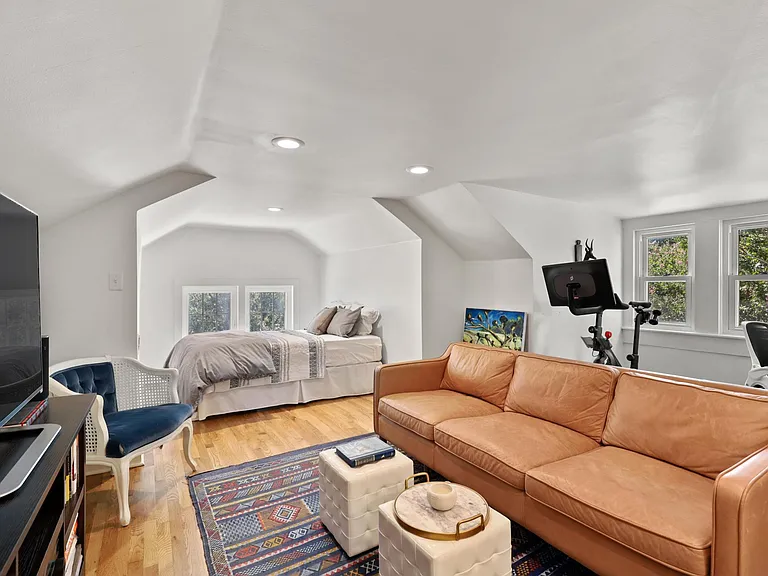 829 N Madison Ave — Photo 31