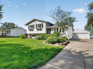 1921 Carriage Hill Dr, Waterloo, IA 50701