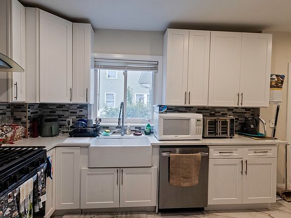 4th image of 35 Peck St