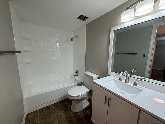 5th image of 639 Avenue F NW APT 1