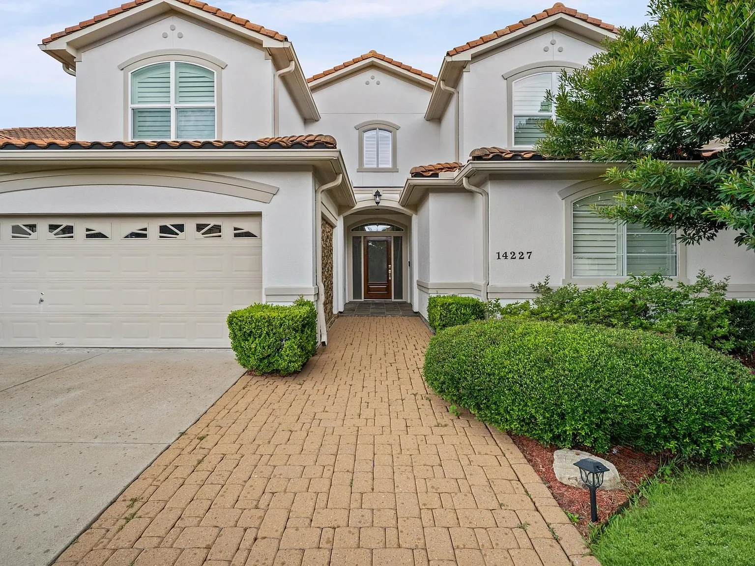 3 bed, 3.5 bath, 3395 sqft, $5,950 — Photo 2