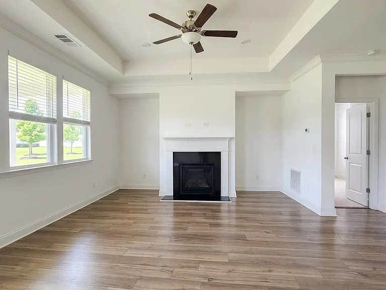 384 Yardley Ln — Photo 3