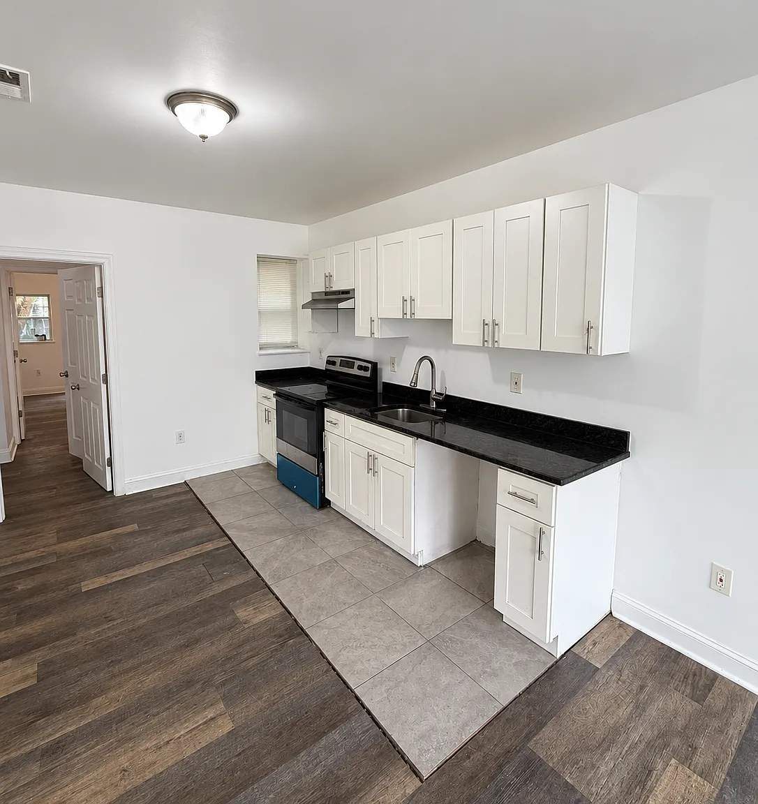 4 bed, 1.5 bath, 920 sqft, $2,100 — Photo 4