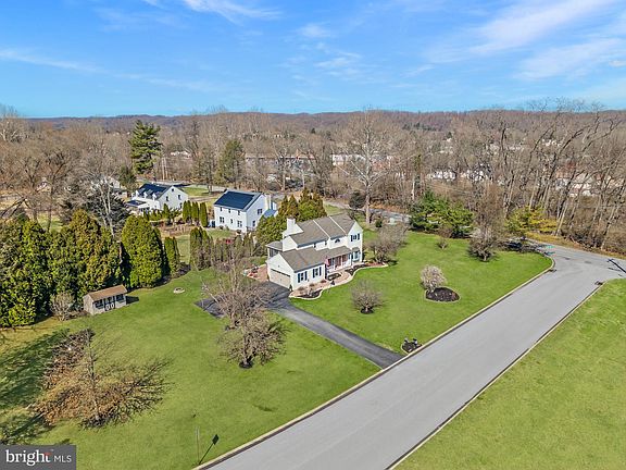 4th image of 8 Fox Farm Ln