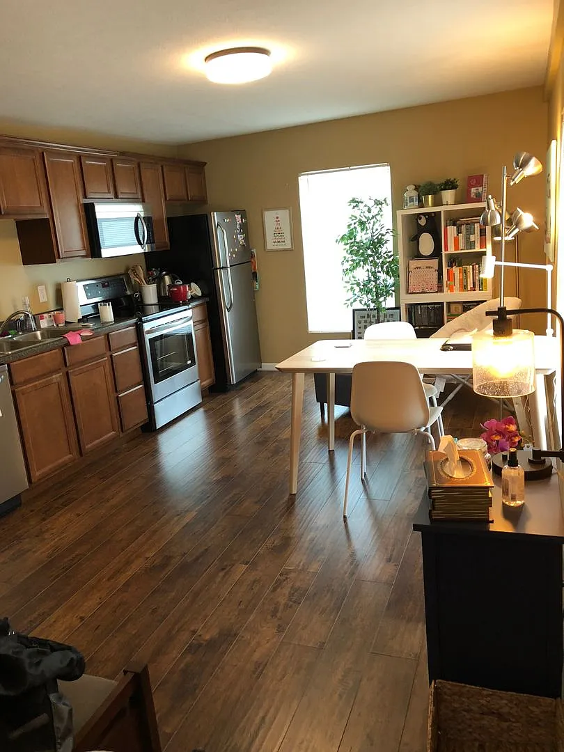 Beautiful 1 Bedroom Apartment Near Downtown Bloomington! — Photo 4
