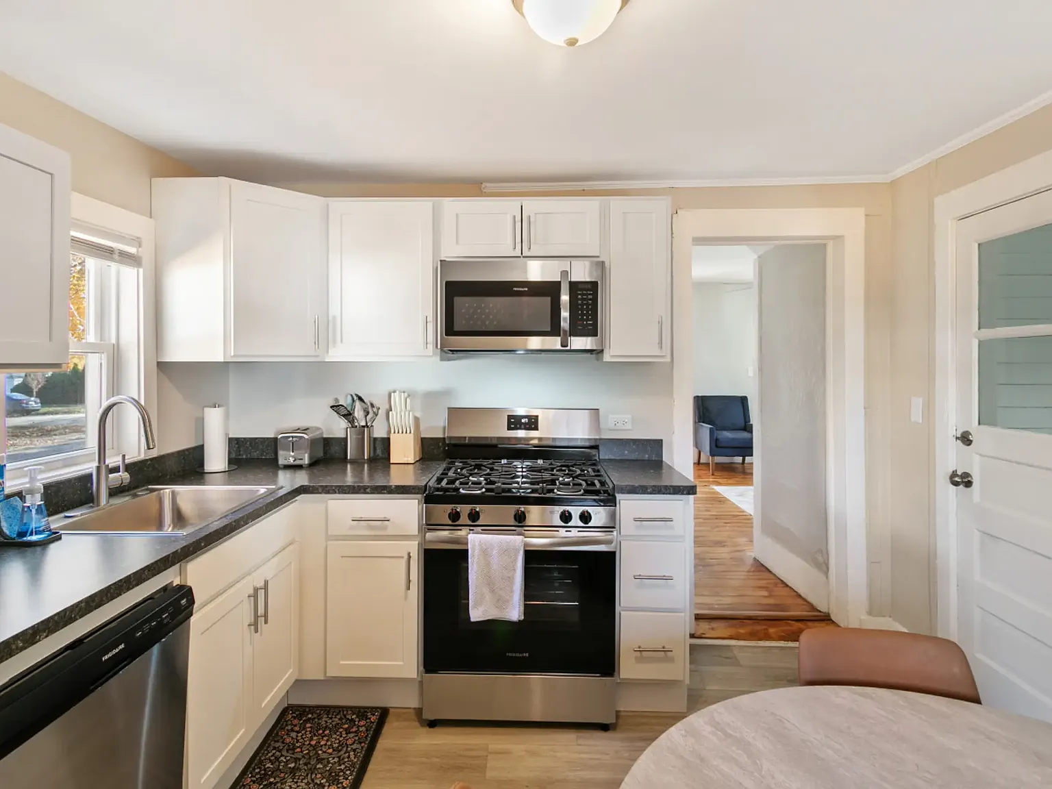 2 bed, 963 sqft, $3,200 — Photo 4